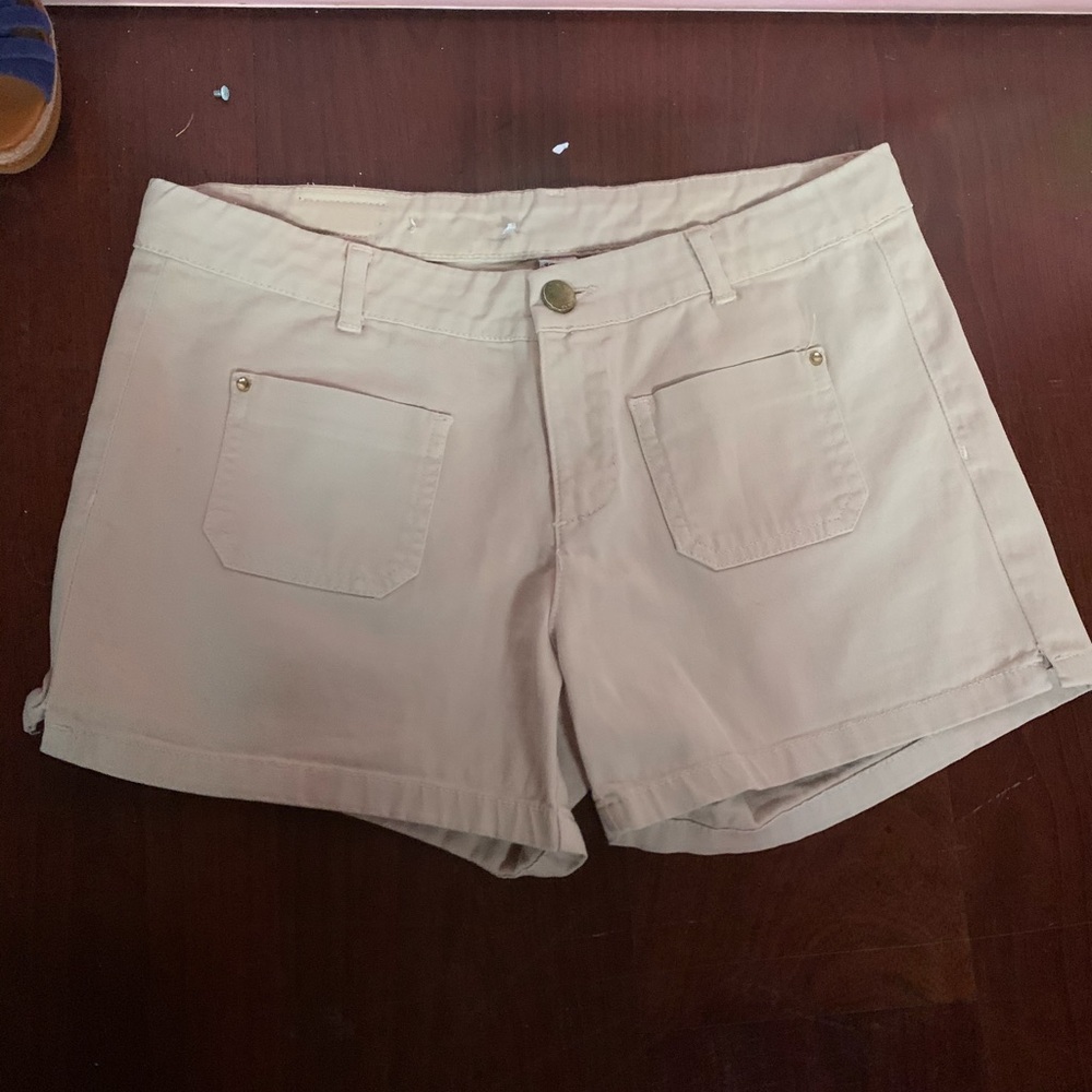 Classy cream colored shorts with styled pockets